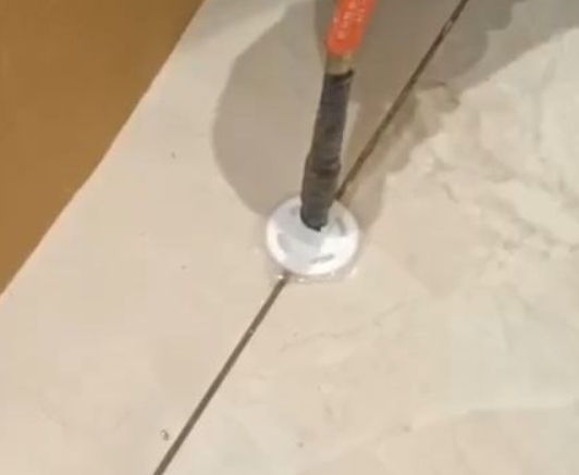 双湖瓷砖空鼓维修公司专业解答瓷砖在铺贴过程中，如果没有涂抹均匀到位的粘结材料（如水泥砂浆或瓷砖胶），可能会导致以下问题