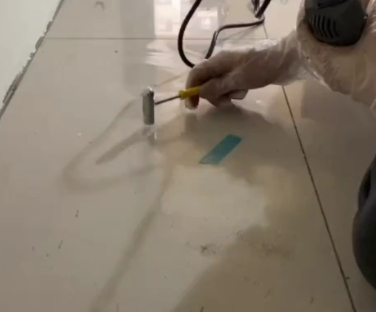 双湖瓷砖开裂维修公司专业分享瓷砖在铺贴前如果没有沥干水分，将会导致以下问题