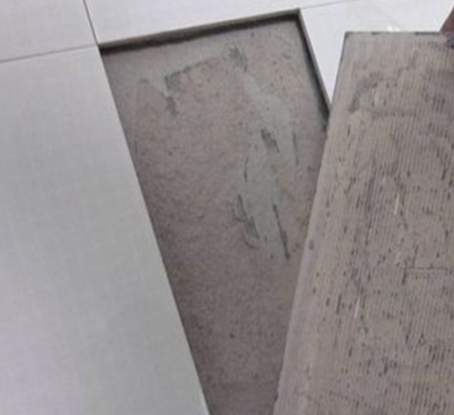 双湖瓷砖空鼓维修公司分享瓷砖铺贴时如果打浆（即涂抹在瓷砖背面和基层上的砂浆或瓷砖胶）过少，会带来以下问题